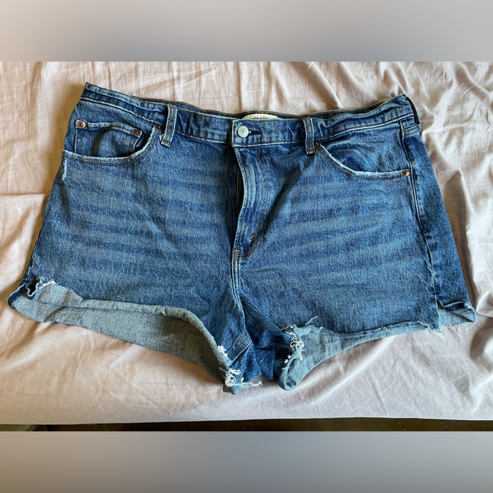 Abercrombie & Fitch The 4” Mom Short High Rise